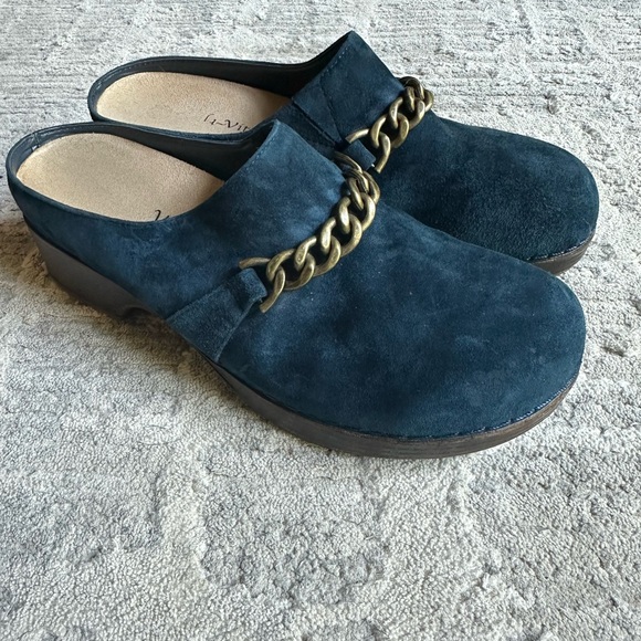 BELLA VITA Women's kidsuede Leather Ventura Clog in Navy With Gold Chain‎ size 9 - Picture 1 of 8